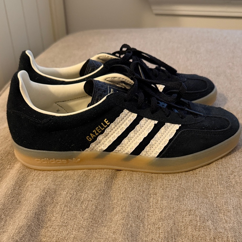 Adidas Originals Gazelle Indoor Sneakers Size 7 in Black/Cream White Ruffle EUC